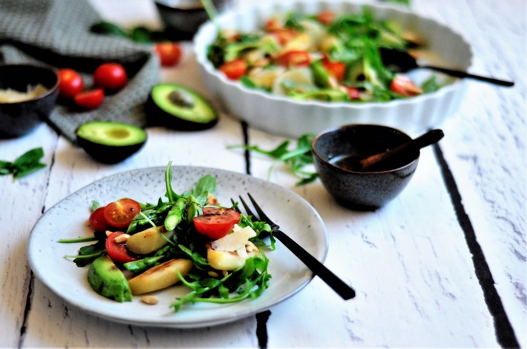 Spargelsalat mit Rucola, Tomate und Parmesan – da haben wir den Salat ...