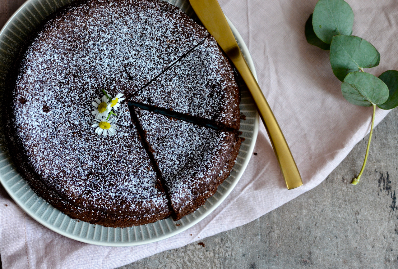 Schokoladen-Mandelkuchen mit Schmandcreme und Erdbeeren – Feierlaune ...