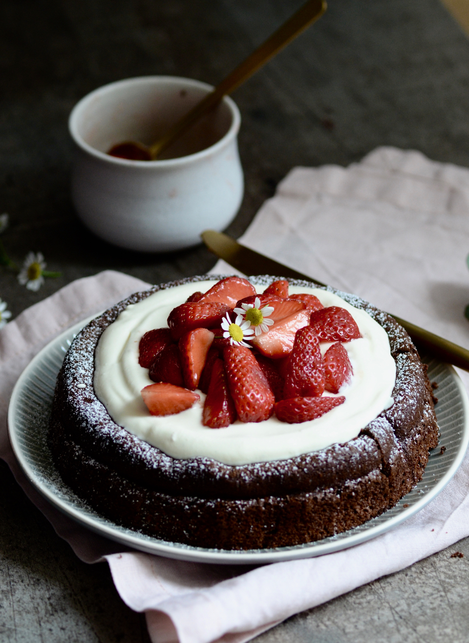 Schokoladen-Mandelkuchen mit Schmandcreme und Erdbeeren – Feierlaune ...