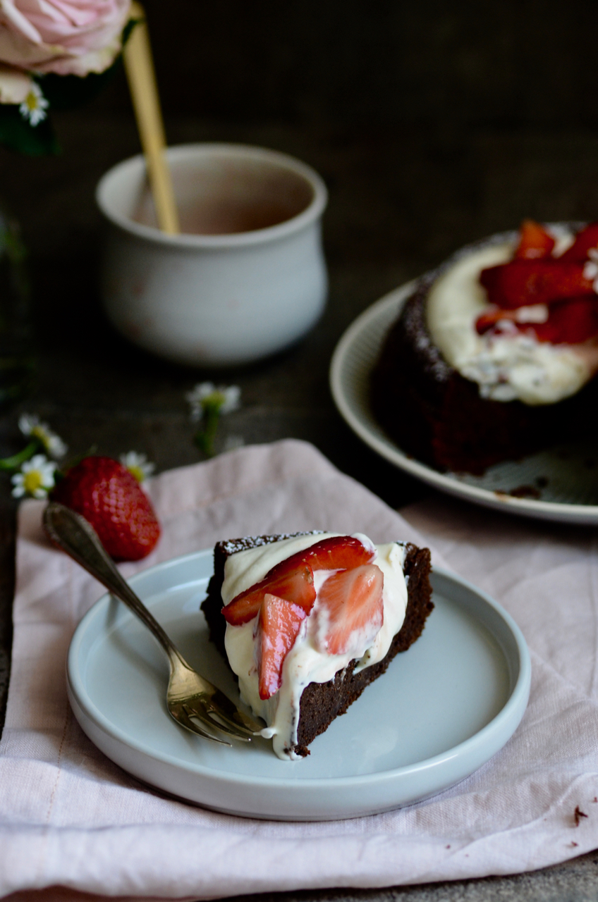 Schokoladen-Mandelkuchen mit Schmandcreme und Erdbeeren – Feierlaune ...