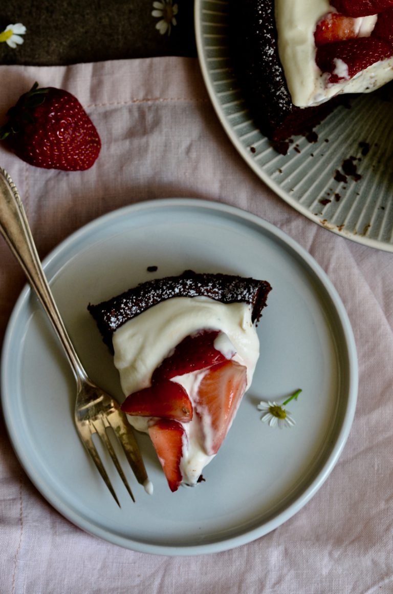 Schokoladen-Mandelkuchen mit Schmandcreme und Erdbeeren – Feierlaune ...