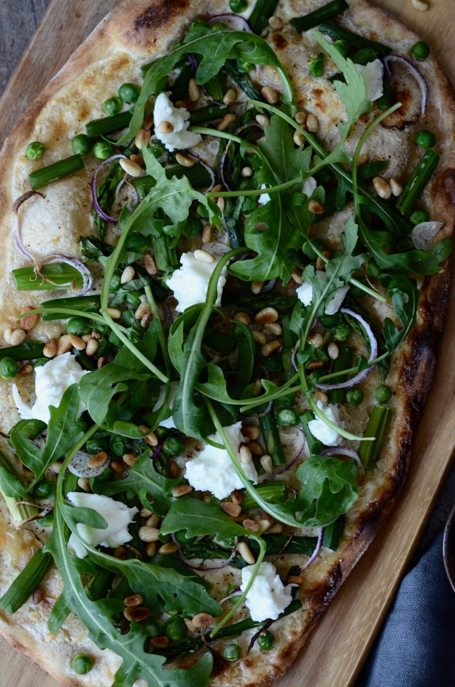 Flammkuchen mit grünem Spargel, Erbsen &amp; Büffelmozzarella ...