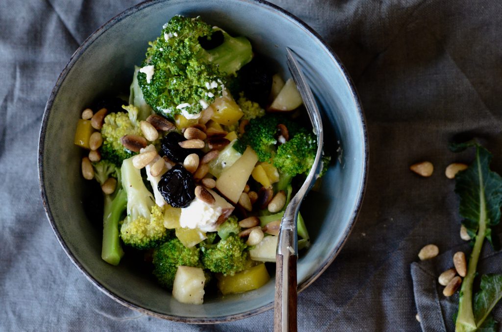 Brokkolisalat mit Apfel, Ziegenkäse und Sauerkirschen – Salat im Kopf ...