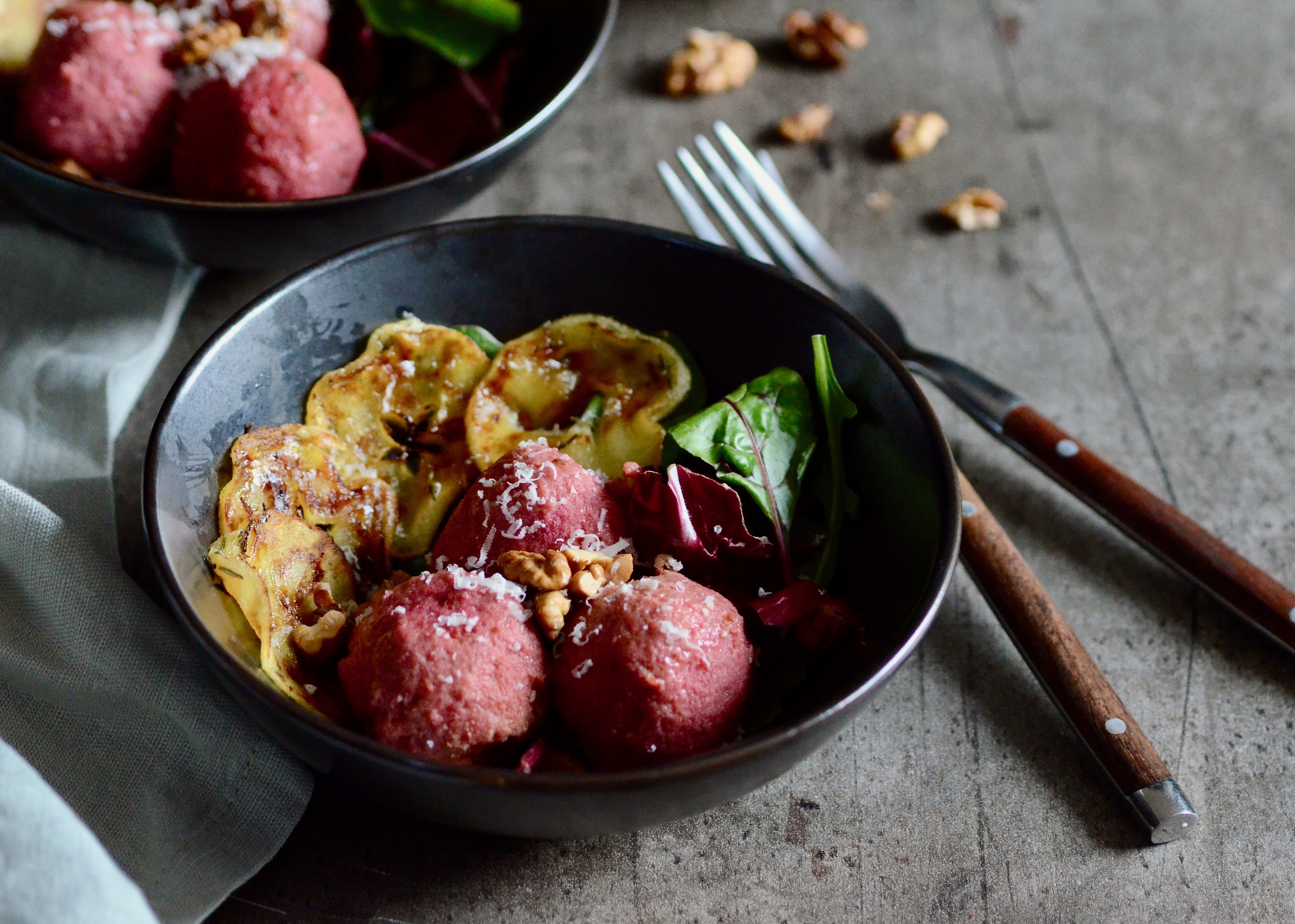 Rote Bete-Ricotta-Knödel mit gebratenem Apfel und Thymianbutter ...