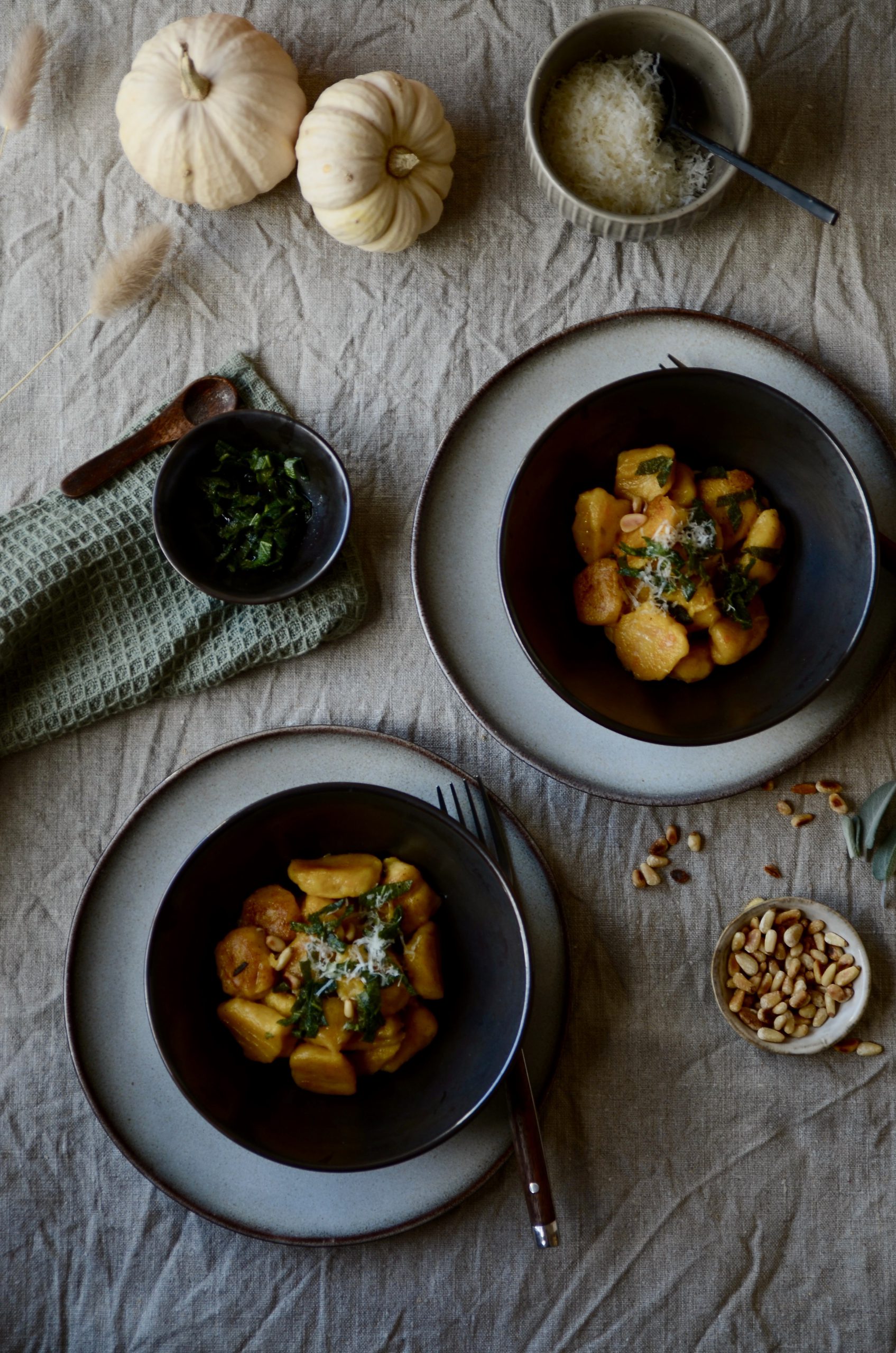 Kürbisgnocchi mit Salbeibutter – Herbstgeflüster. - Schokoladenpfeffer