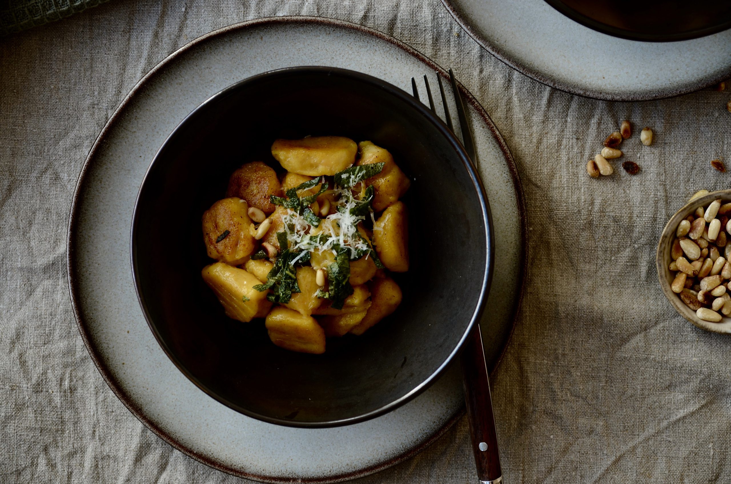Kürbisgnocchi mit Salbeibutter – Herbstgeflüster. - Schokoladenpfeffer