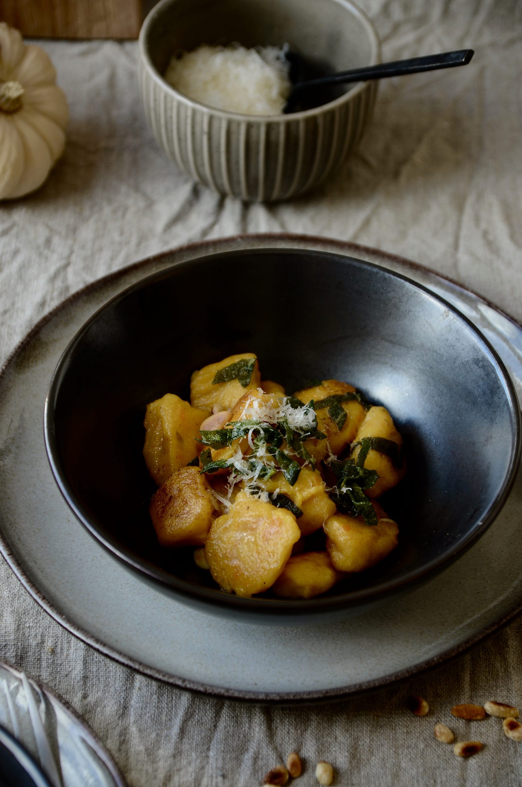 Kürbisgnocchi mit Salbeibutter – Herbstgeflüster. - Schokoladenpfeffer
