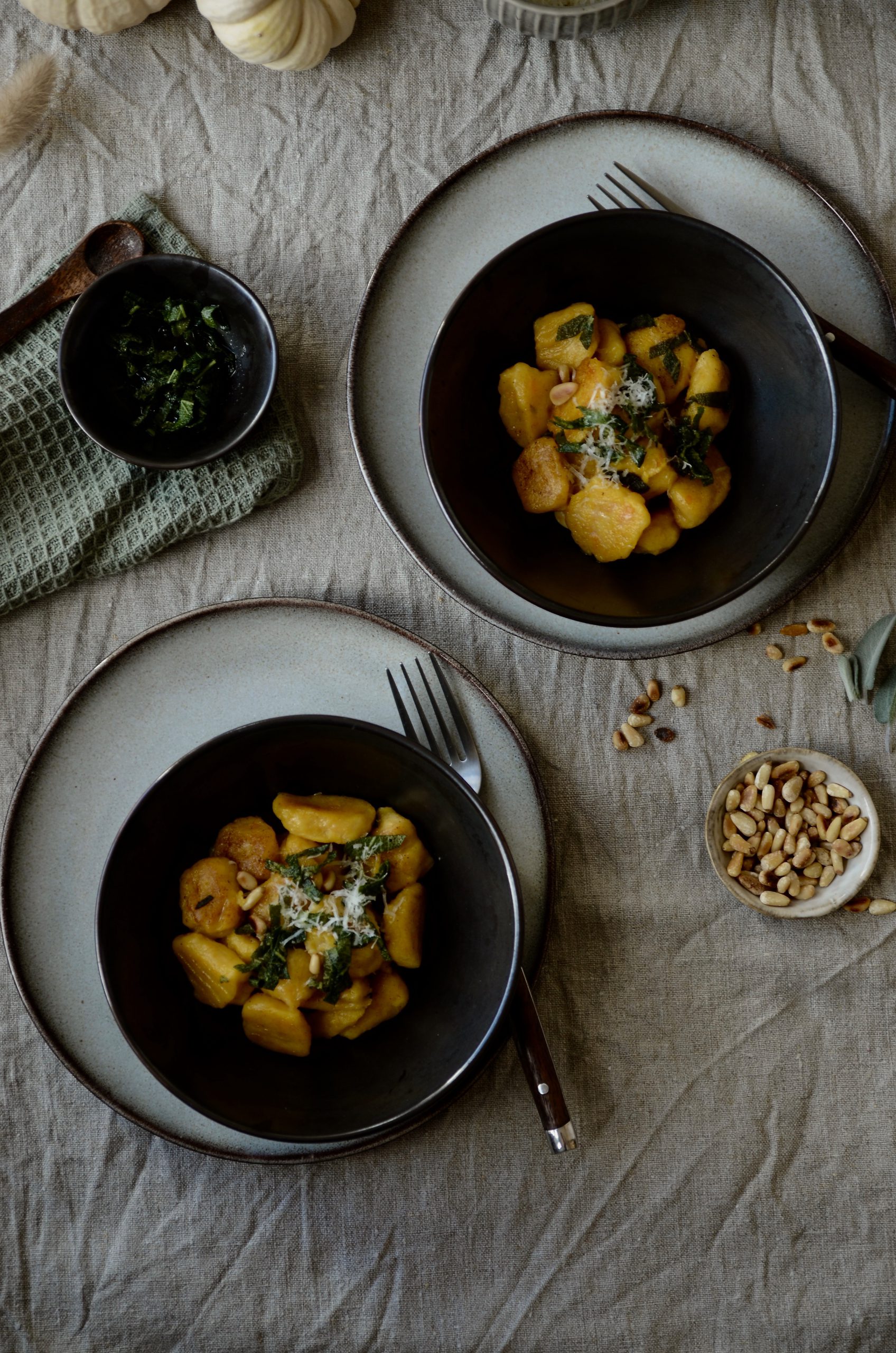 Kürbisgnocchi mit Salbeibutter – Herbstgeflüster. - Schokoladenpfeffer